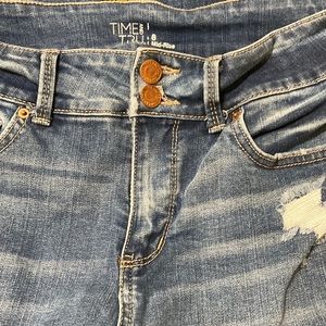 Cropped distressed jeans